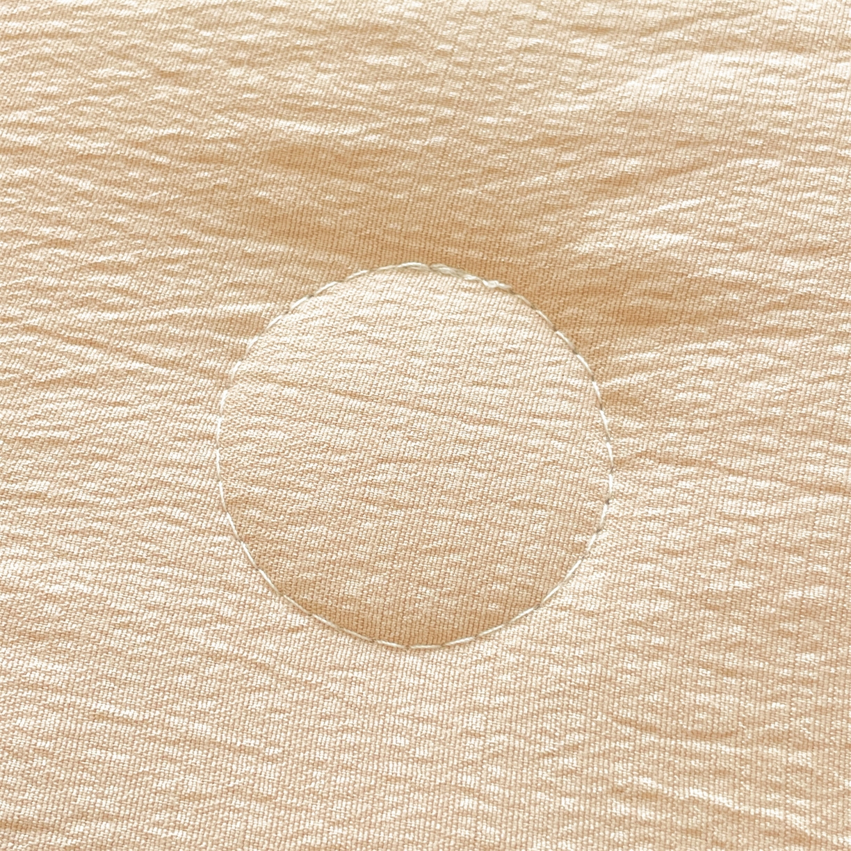 91家纺网 家纺一手货源 找家纺 盛秋家纺 2026新款皱皱纱散点绣夏被-妮可 小熊米驼