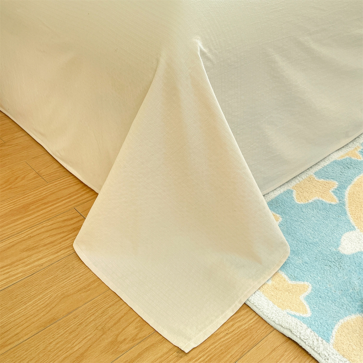 91家纺网 家纺一手货源 找家纺 盛秋家纺 2026新款皱皱纱散点绣夏被-妮可 小狗天空蓝