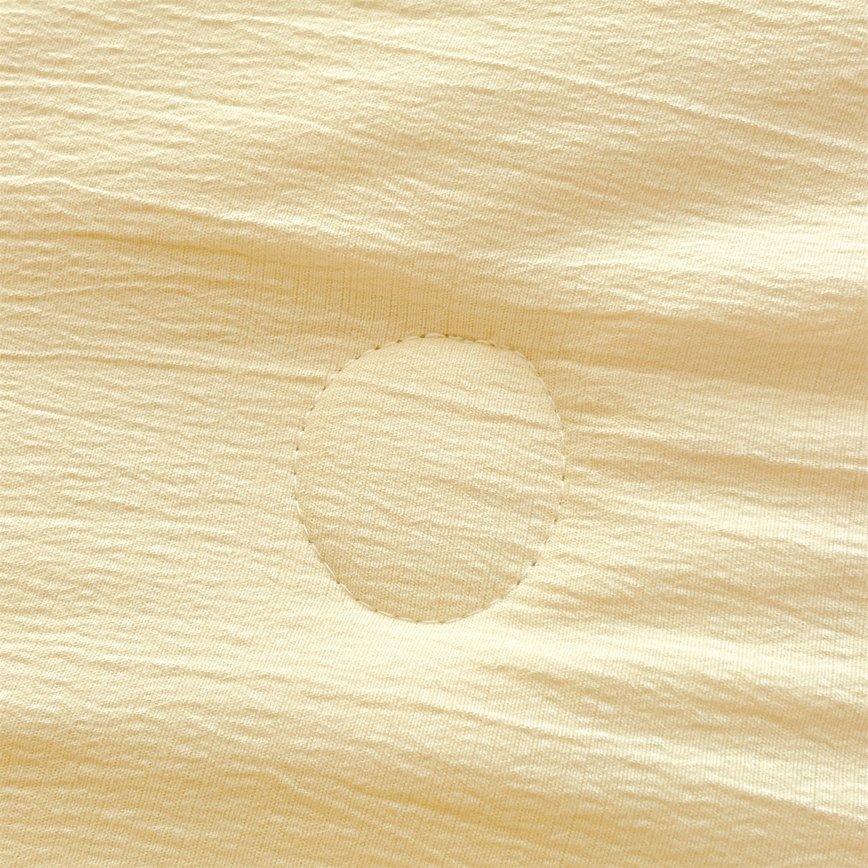 91家纺网 家纺一手货源 找家纺 盛秋家纺 2026新款皱皱纱散点绣夏被-妮可 小狗奶昔白