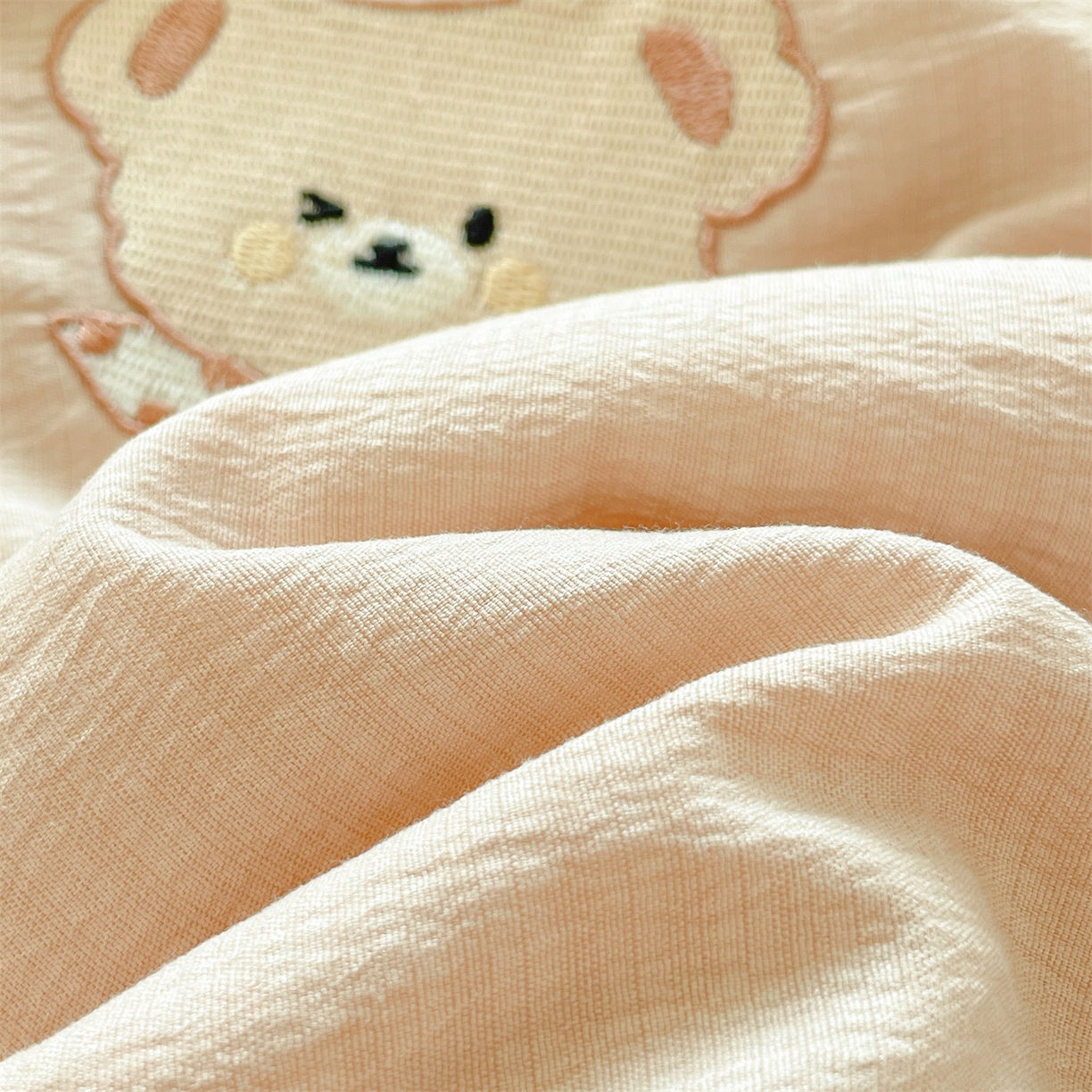 91家纺网 家纺一手货源 找家纺 盛秋家纺 2026新款皱皱纱散点绣夏被-妮可 小熊米驼