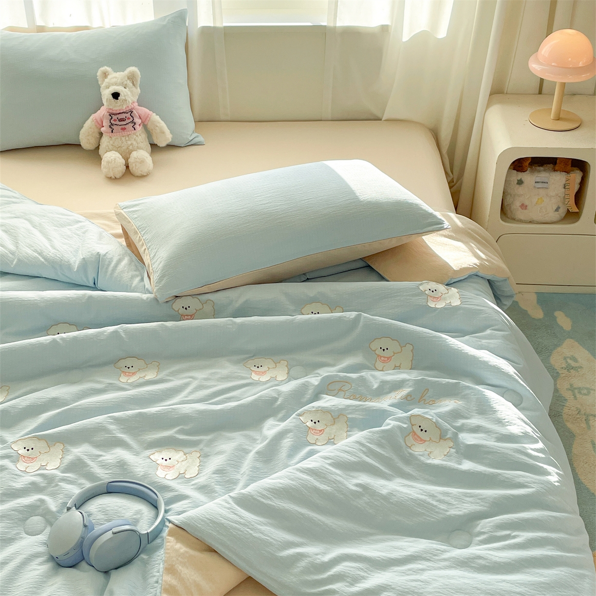 91家纺网 家纺一手货源 找家纺 盛秋家纺 2026新款皱皱纱散点绣夏被-妮可 小狗天空蓝