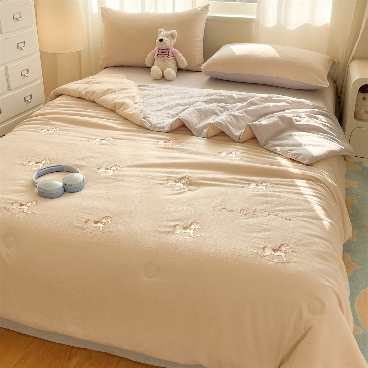 91家纺网 家纺一手货源 找家纺 盛秋家纺 2026新款皱皱纱散点绣夏被-妮可 小马梧桐杏