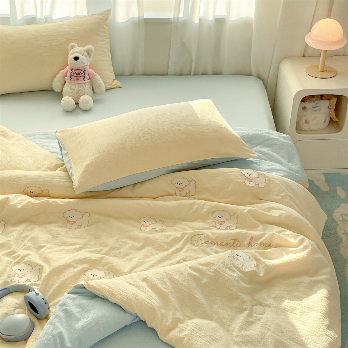 91家纺网 家纺一手货源 找家纺 盛秋家纺 2026新款皱皱纱散点绣夏被-妮可 小狗奶昔白