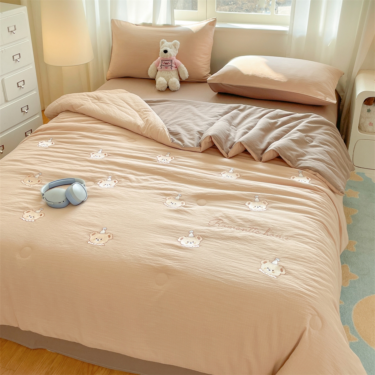 91家纺网 家纺一手货源 找家纺 盛秋家纺 2026新款皱皱纱散点绣夏被-妮可 小熊米驼