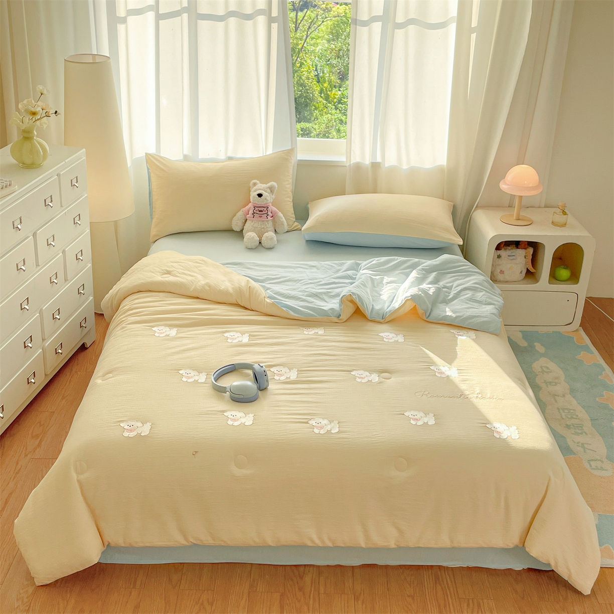 91家纺网 家纺一手货源 找家纺 盛秋家纺 2026新款皱皱纱散点绣夏被-妮可 小狗奶昔白