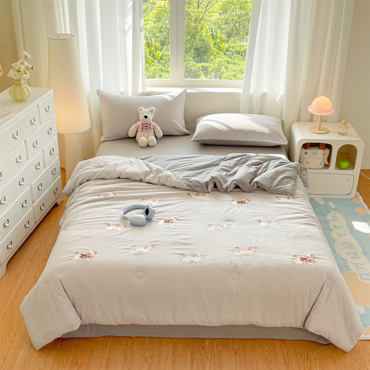 91家纺网 家纺一手货源 找家纺 盛秋家纺 2026新款皱皱纱散点绣夏被-妮可 腊肠狗山灰