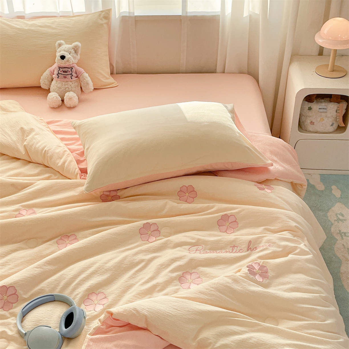 91家纺网 家纺一手货源 找家纺 盛秋家纺 2026新款皱皱纱散点绣夏被-妮可 花朵奶昔白