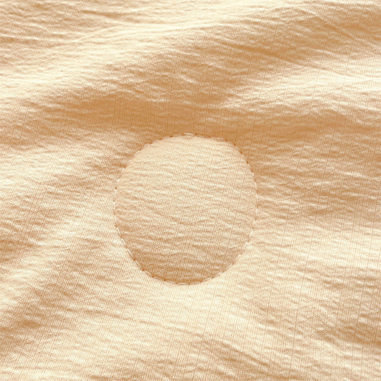 91家纺网 家纺一手货源 找家纺 盛秋家纺 2026新款皱皱纱散点绣夏被-妮可 花朵奶昔白