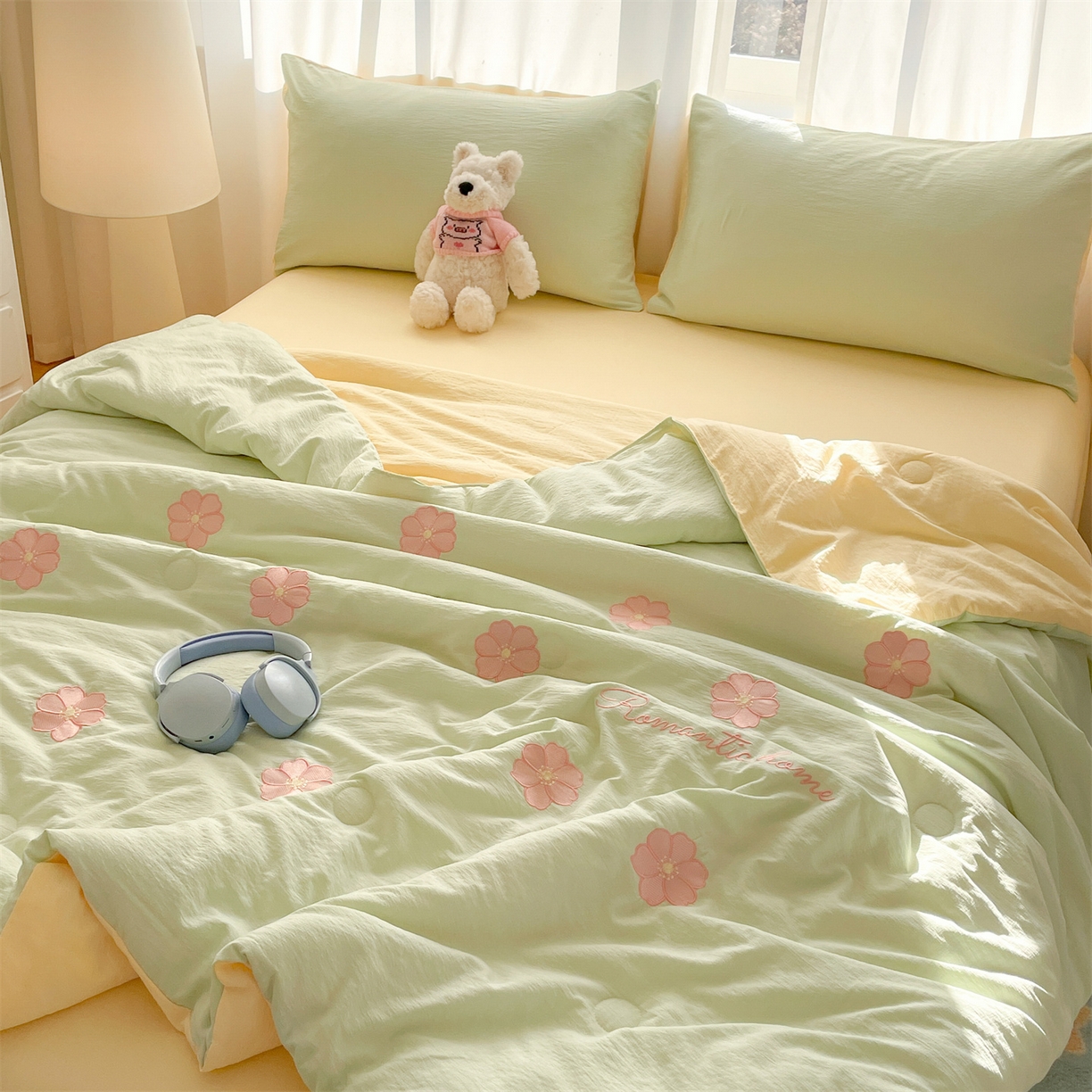 91家纺网 家纺一手货源 找家纺 盛秋家纺 2026新款皱皱纱散点绣夏被-妮可 花朵清新绿