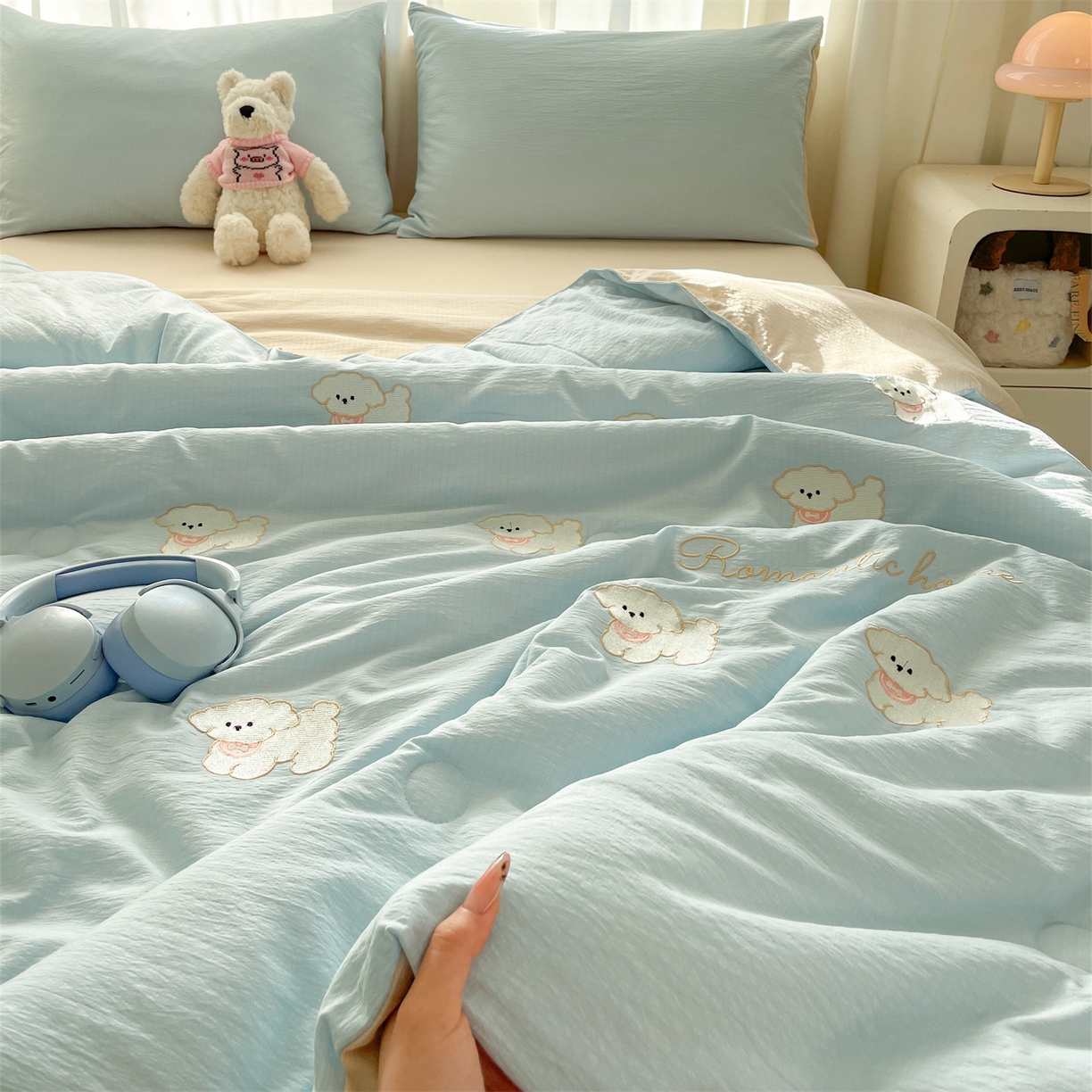 91家纺网 家纺一手货源 找家纺 盛秋家纺 2026新款皱皱纱散点绣夏被-妮可 小狗天空蓝