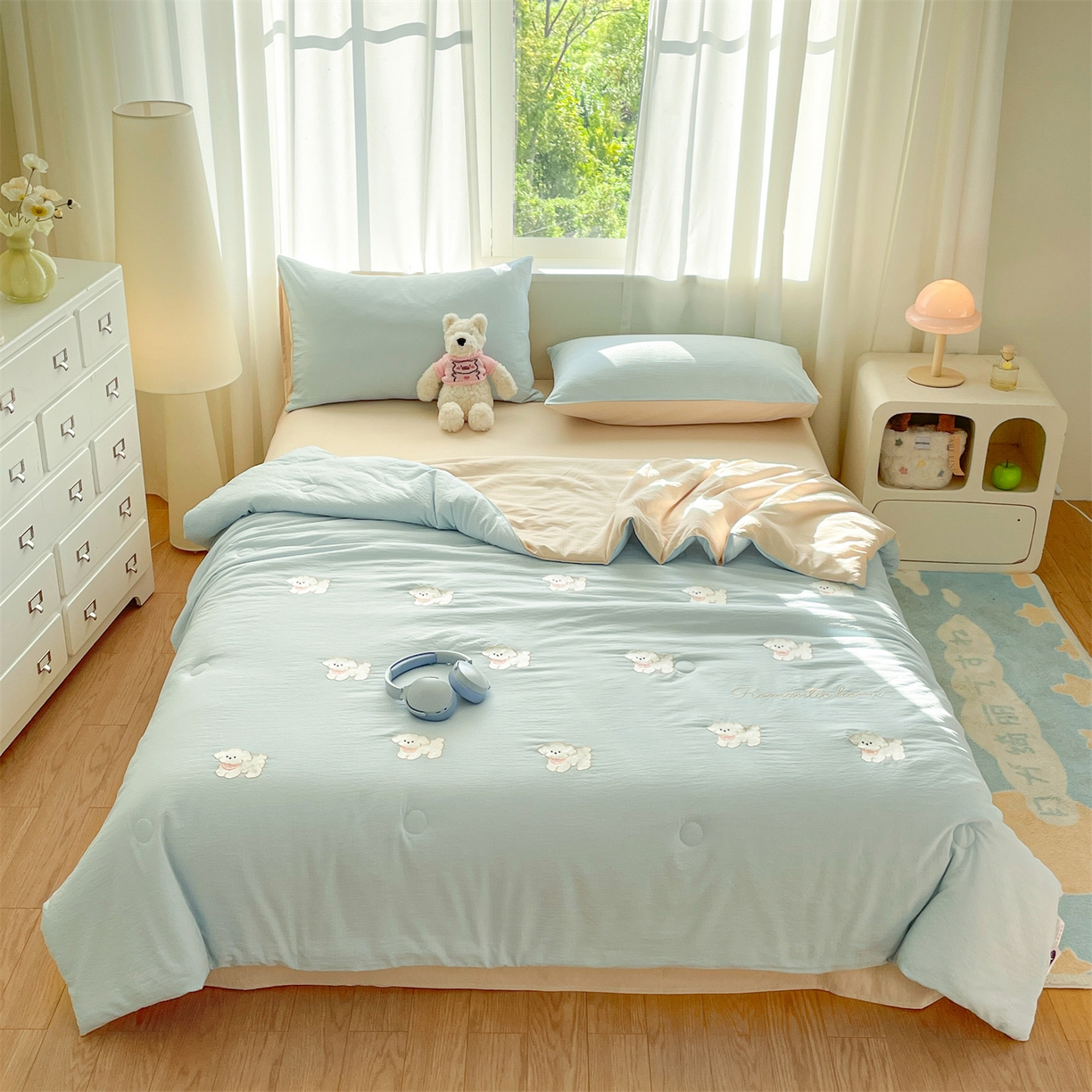 91家纺网 家纺一手货源 找家纺 盛秋家纺 2026新款皱皱纱散点绣夏被-妮可 小狗天空蓝