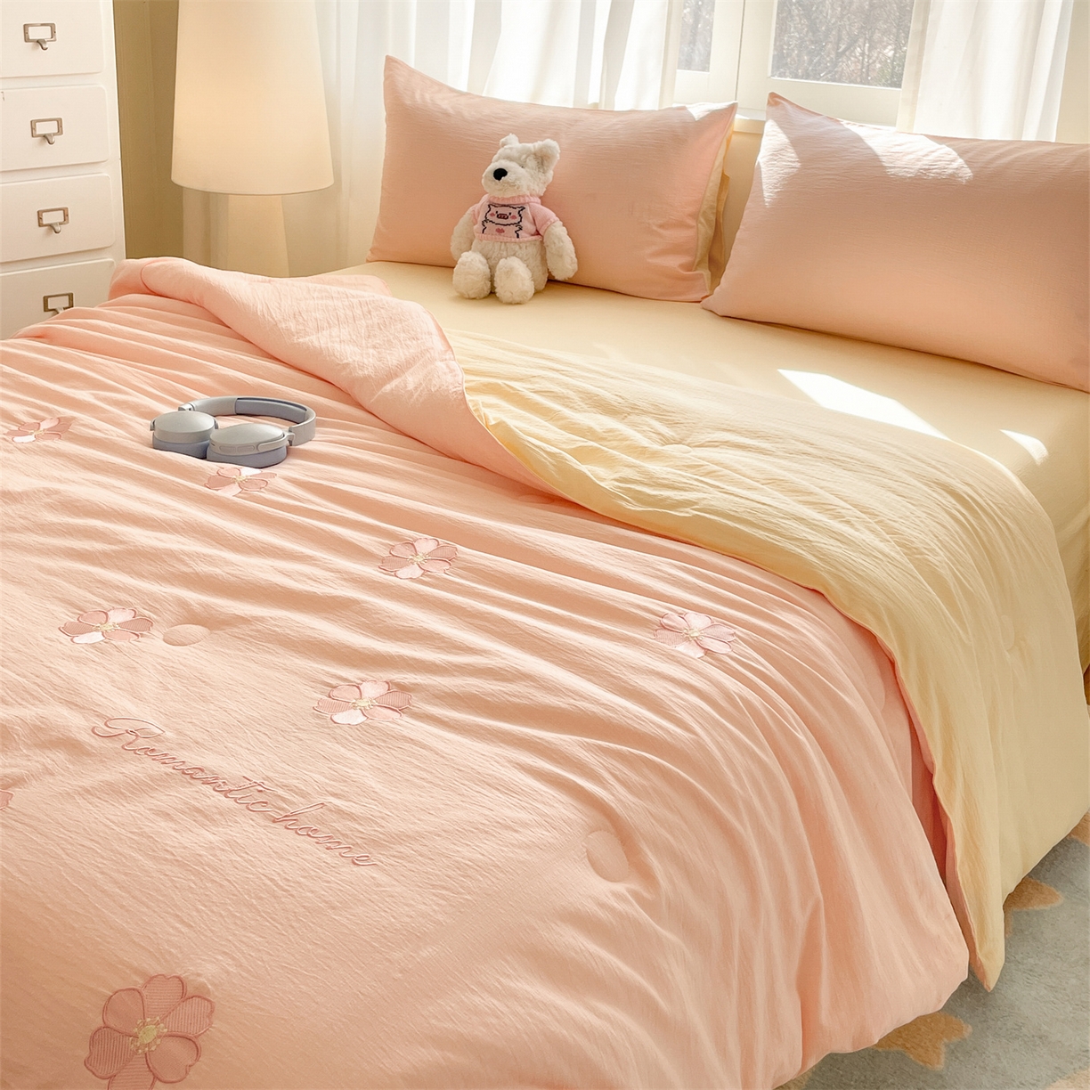 91家纺网 家纺一手货源 找家纺 盛秋家纺 2026新款皱皱纱散点绣夏被-妮可 花朵奶油粉