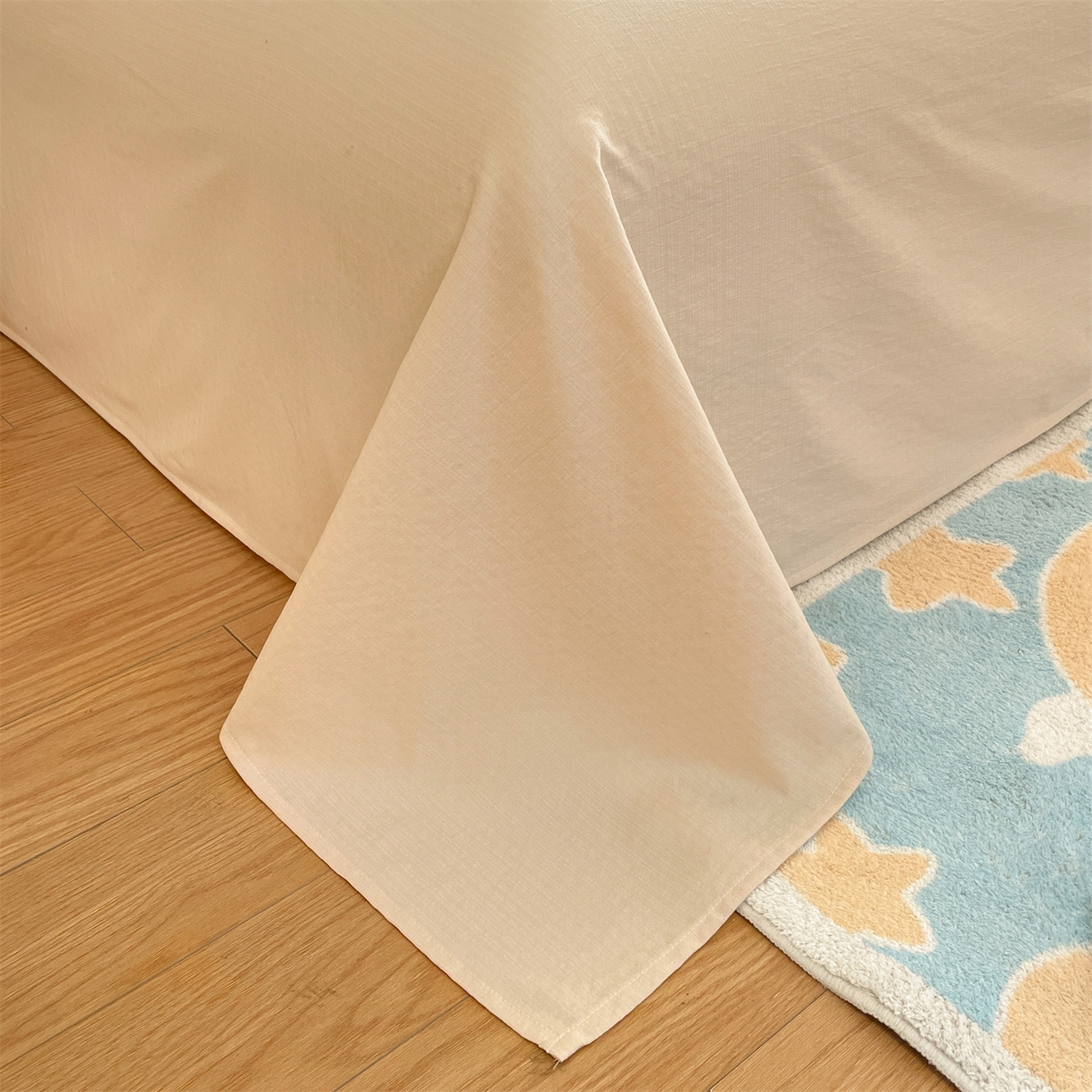 91家纺网 家纺一手货源 找家纺 盛秋家纺 2026新款皱皱纱散点绣夏被-妮可 小熊奶昔白