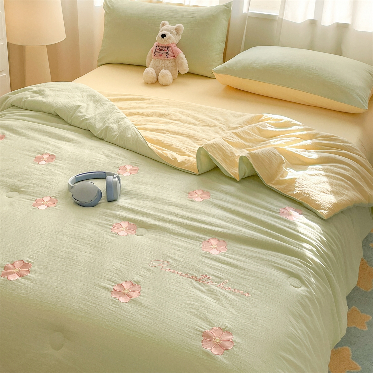 91家纺网 家纺一手货源 找家纺 盛秋家纺 2026新款皱皱纱散点绣夏被-妮可 花朵清新绿