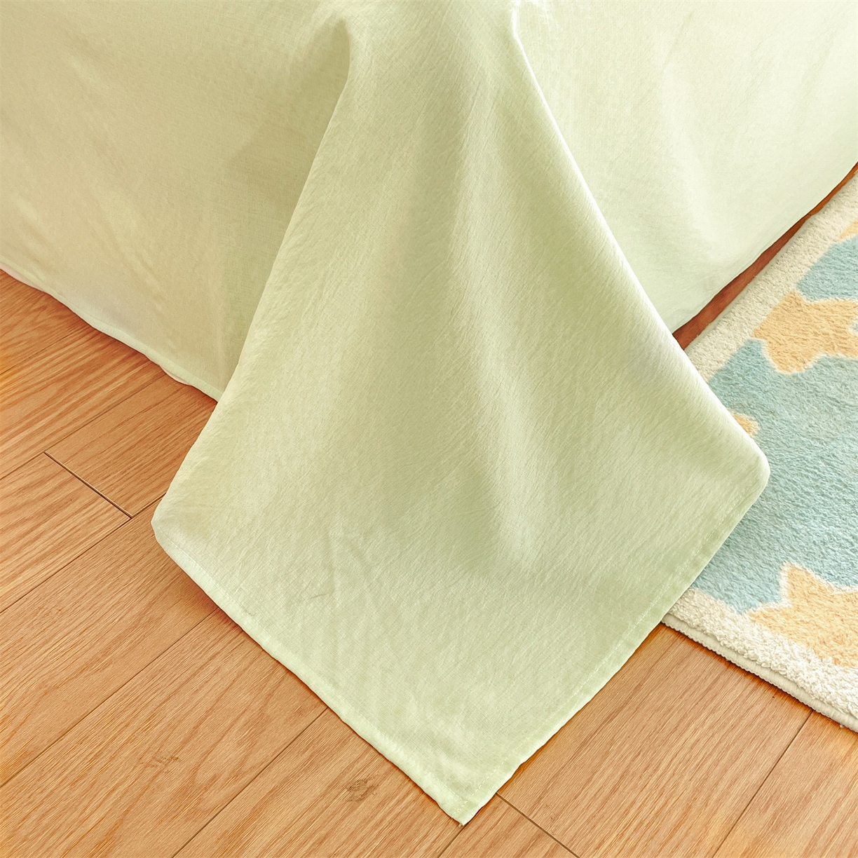 91家纺网 家纺一手货源 找家纺 盛秋家纺 2026新款皱皱纱散点绣夏被-妮可 小马奶黄