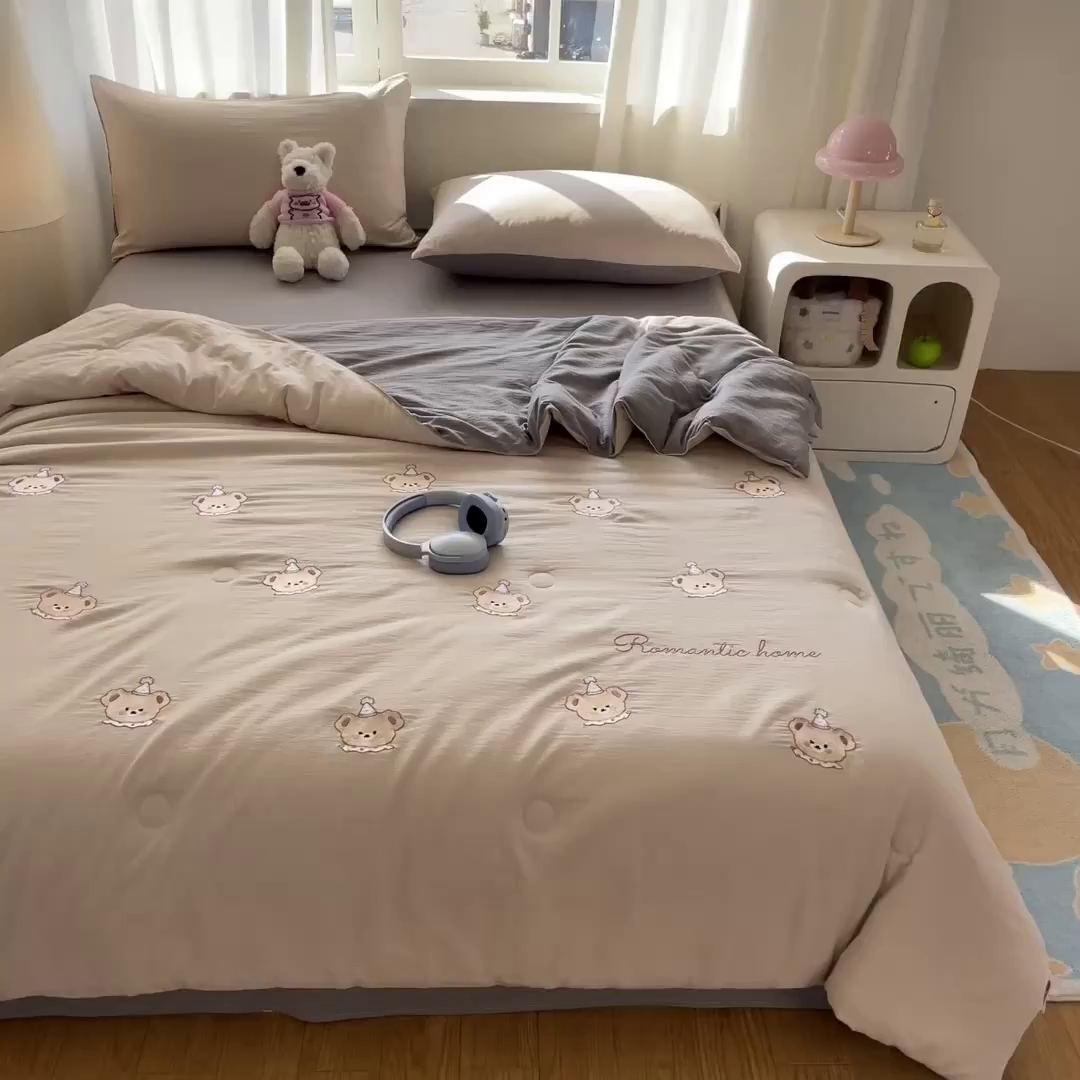 91家纺网 家纺一手货源 找家纺 盛秋家纺 2026新款皱皱纱散点绣夏被-妮可 小熊梧桐杏