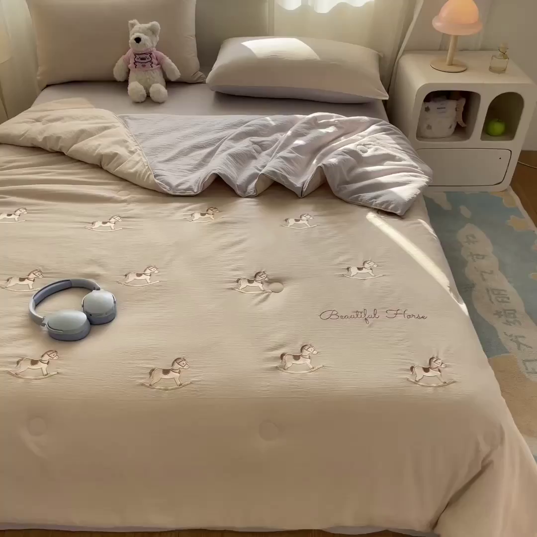 91家纺网 家纺一手货源 找家纺 盛秋家纺 2026新款皱皱纱散点绣夏被-妮可 小马梧桐杏