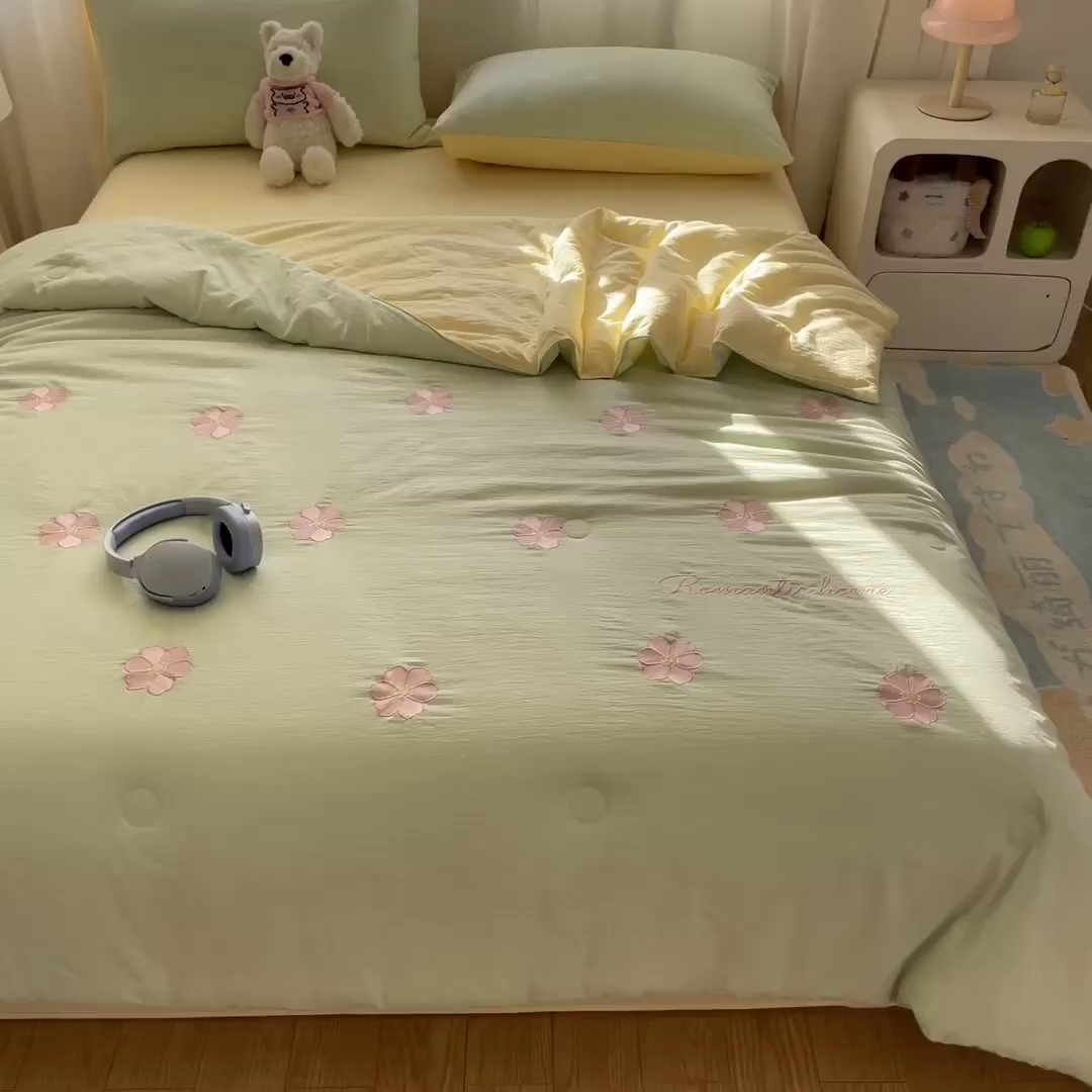 91家纺网 家纺一手货源 找家纺 盛秋家纺 2026新款皱皱纱散点绣夏被-妮可 花朵清新绿