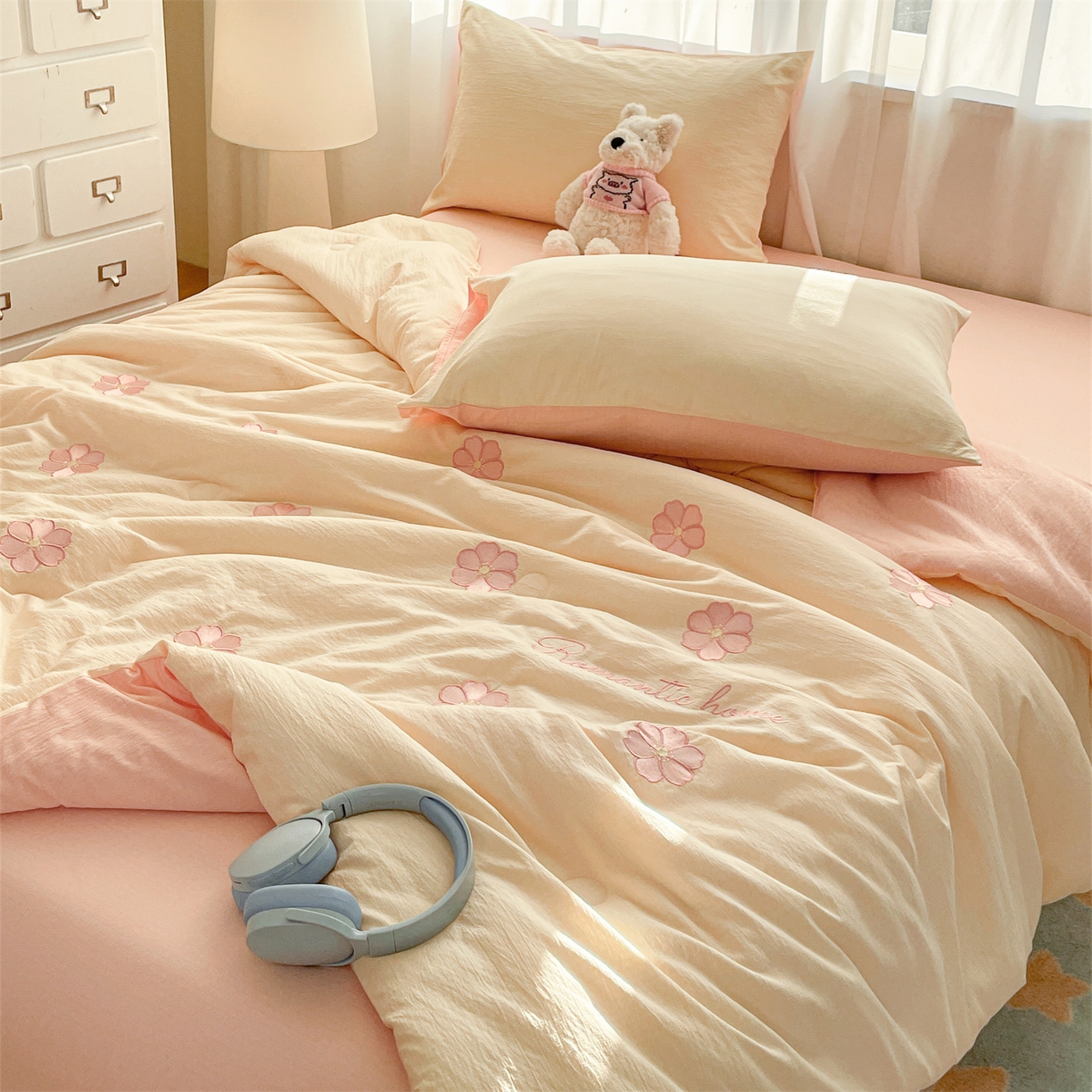 91家纺网 家纺一手货源 找家纺 盛秋家纺 2026新款皱皱纱散点绣夏被-妮可 花朵奶昔白