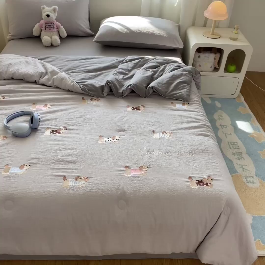 91家纺网 家纺一手货源 找家纺 盛秋家纺 2026新款皱皱纱散点绣夏被-妮可 腊肠狗山灰