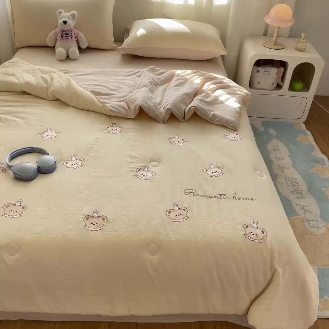 91家纺网 家纺一手货源 找家纺 盛秋家纺 2026新款皱皱纱散点绣夏被-妮可 小熊奶昔白