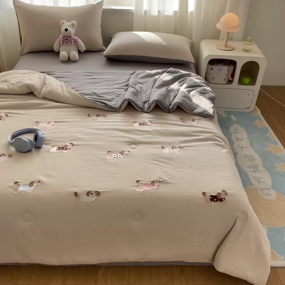 91家纺网 家纺一手货源 找家纺 盛秋家纺 2026新款皱皱纱散点绣夏被-妮可 腊肠狗梧桐杏