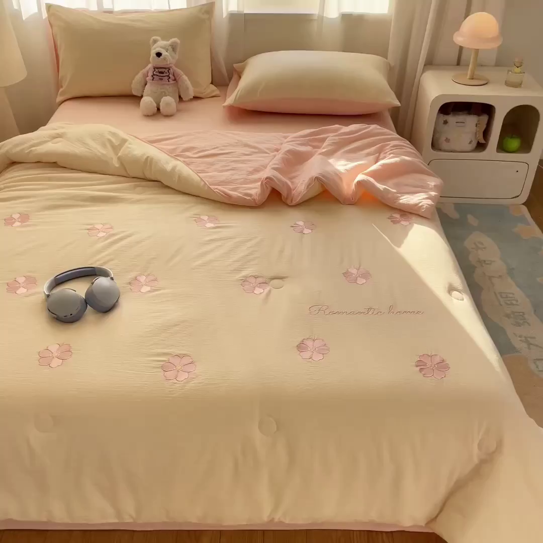 91家纺网 家纺一手货源 找家纺 盛秋家纺 2026新款皱皱纱散点绣夏被-妮可 花朵奶昔白