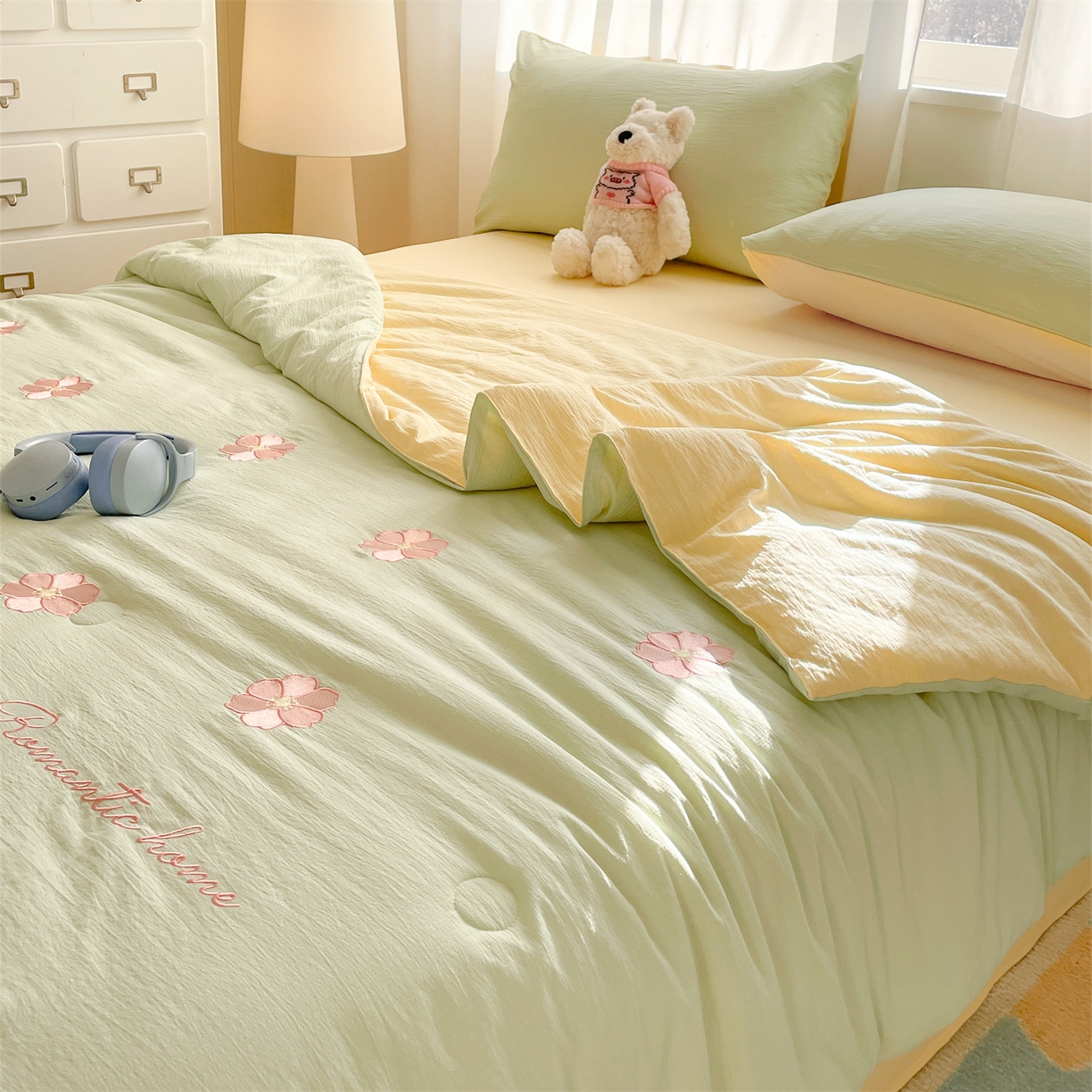 91家纺网 家纺一手货源 找家纺 盛秋家纺 2026新款皱皱纱散点绣夏被-妮可 花朵清新绿