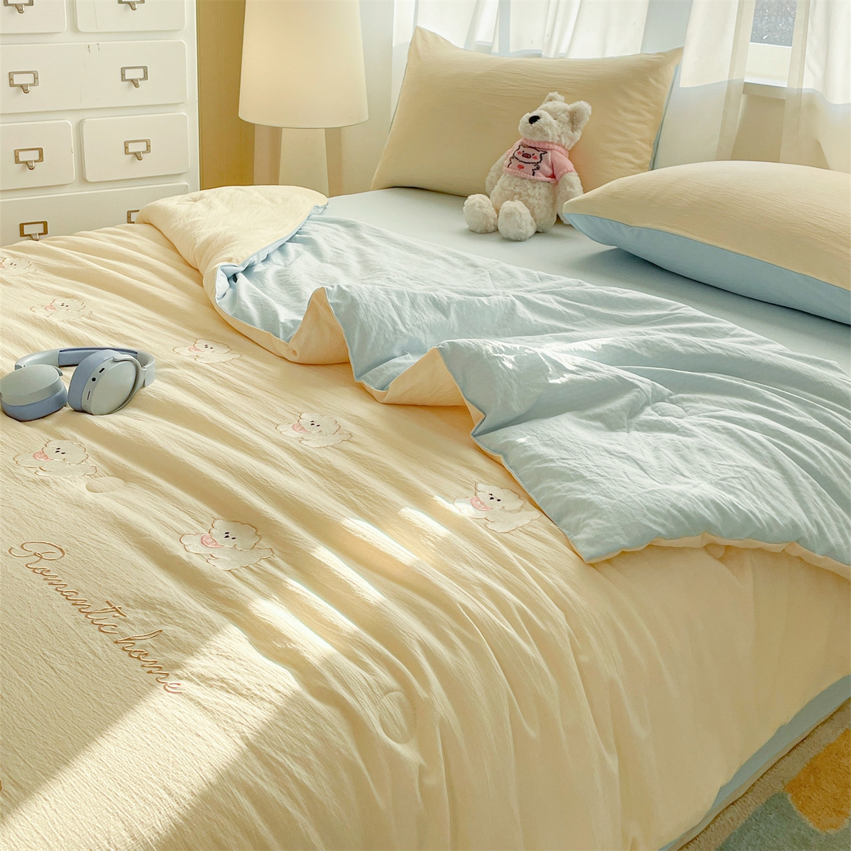 91家纺网 家纺一手货源 找家纺 盛秋家纺 2026新款皱皱纱散点绣夏被-妮可 小狗奶昔白