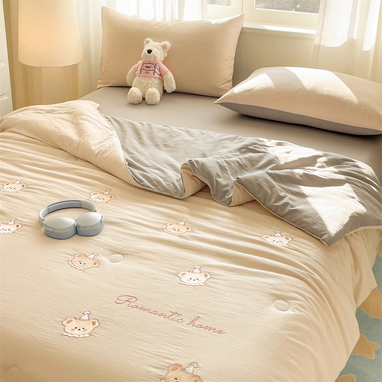 91家纺网 家纺一手货源 找家纺 盛秋家纺 2026新款皱皱纱散点绣夏被-妮可 小熊梧桐杏