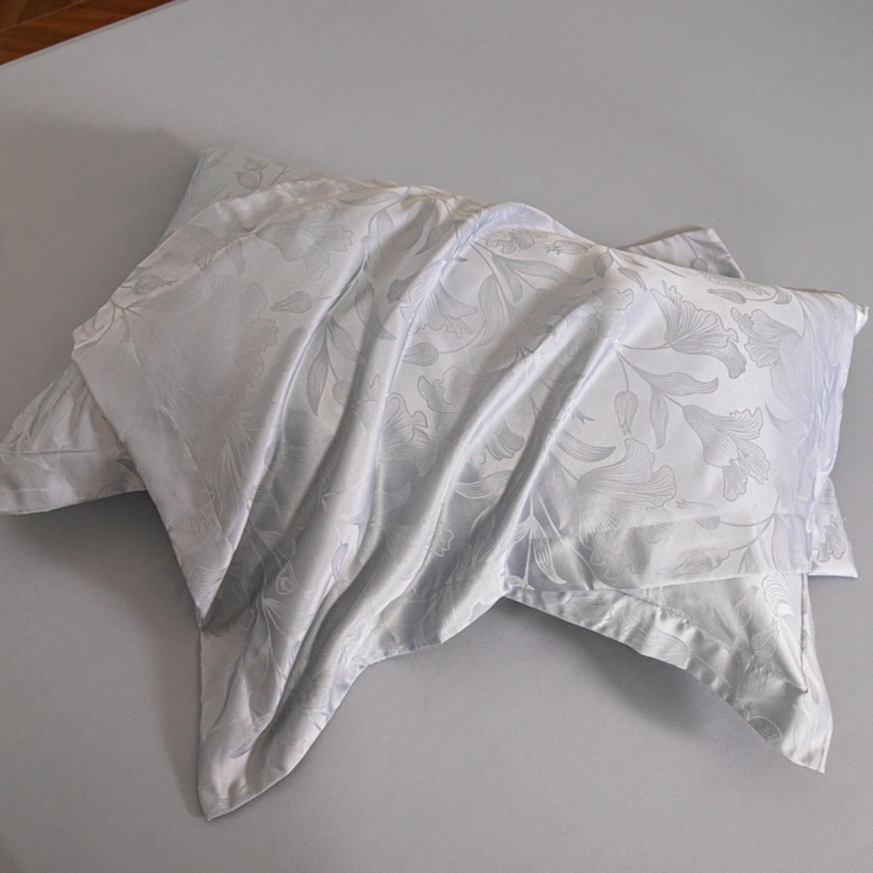 91家纺网 家纺一手货源 找家纺 金牛座家纺 2026新款高克重贡缎提花亲肤棉四件套-情愫系列 情愫-灰