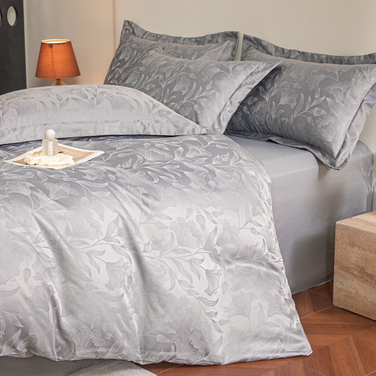91家纺网 家纺一手货源 找家纺 金牛座家纺 2026新款高克重贡缎提花亲肤棉四件套-情愫系列 情愫-灰