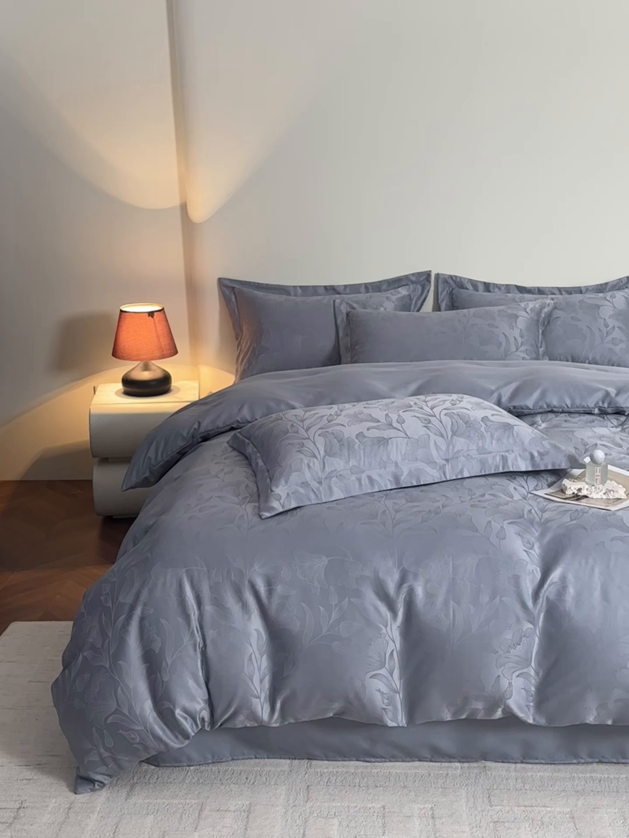 91家纺网 家纺一手货源 找家纺 金牛座家纺 2026新款高克重贡缎提花亲肤棉四件套-情愫系列 情愫-灰