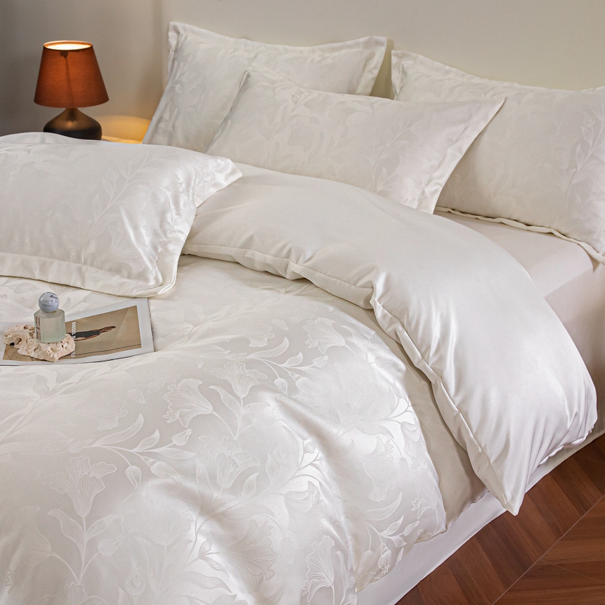 91家纺网 家纺一手货源 找家纺 金牛座家纺 2026新款高克重贡缎提花亲肤棉四件套-情愫系列 情愫-奶白