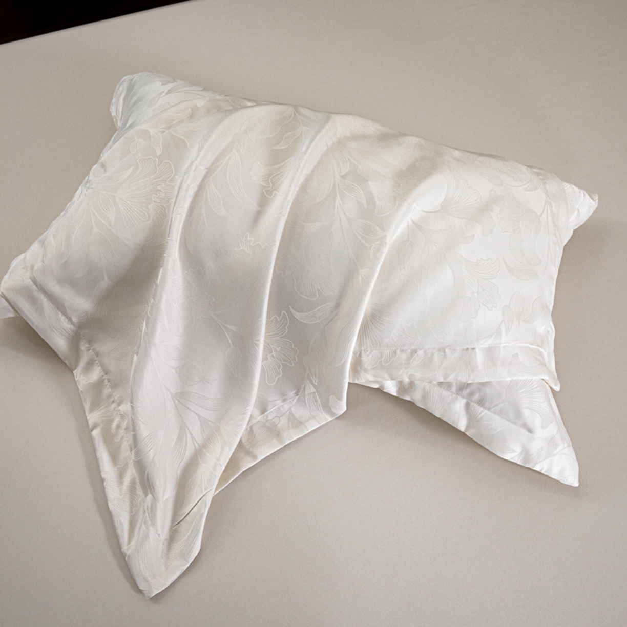 91家纺网 家纺一手货源 找家纺 金牛座家纺 2026新款高克重贡缎提花亲肤棉四件套-情愫系列 情愫-奶白