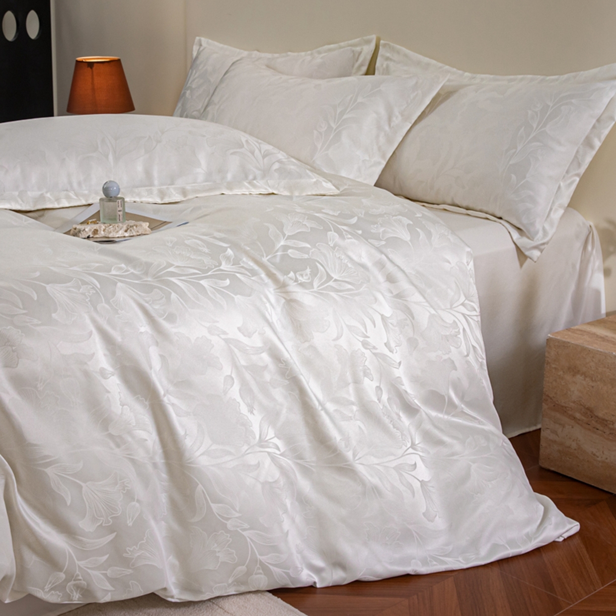 91家纺网 家纺一手货源 找家纺 金牛座家纺 2026新款高克重贡缎提花亲肤棉四件套-情愫系列 情愫-奶白