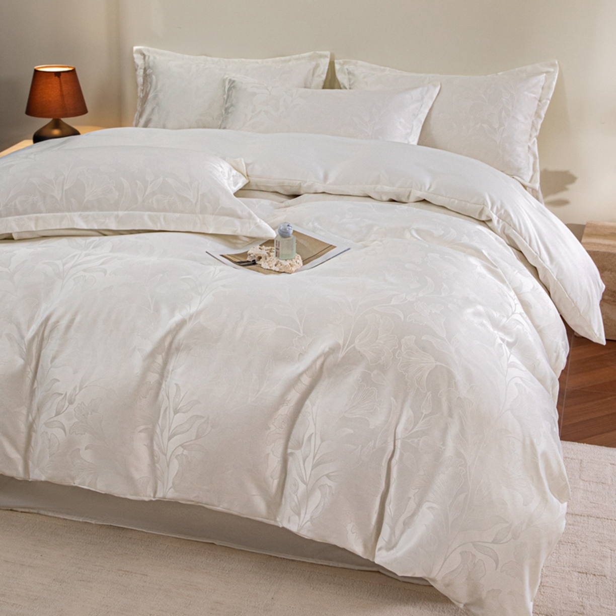 91家纺网 家纺一手货源 找家纺 金牛座家纺 2026新款高克重贡缎提花亲肤棉四件套-情愫系列 情愫-奶白