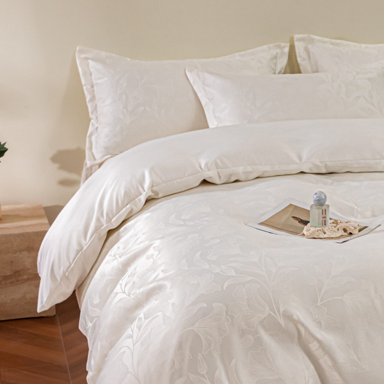 91家纺网 家纺一手货源 找家纺 金牛座家纺 2026新款高克重贡缎提花亲肤棉四件套-情愫系列 情愫-奶白