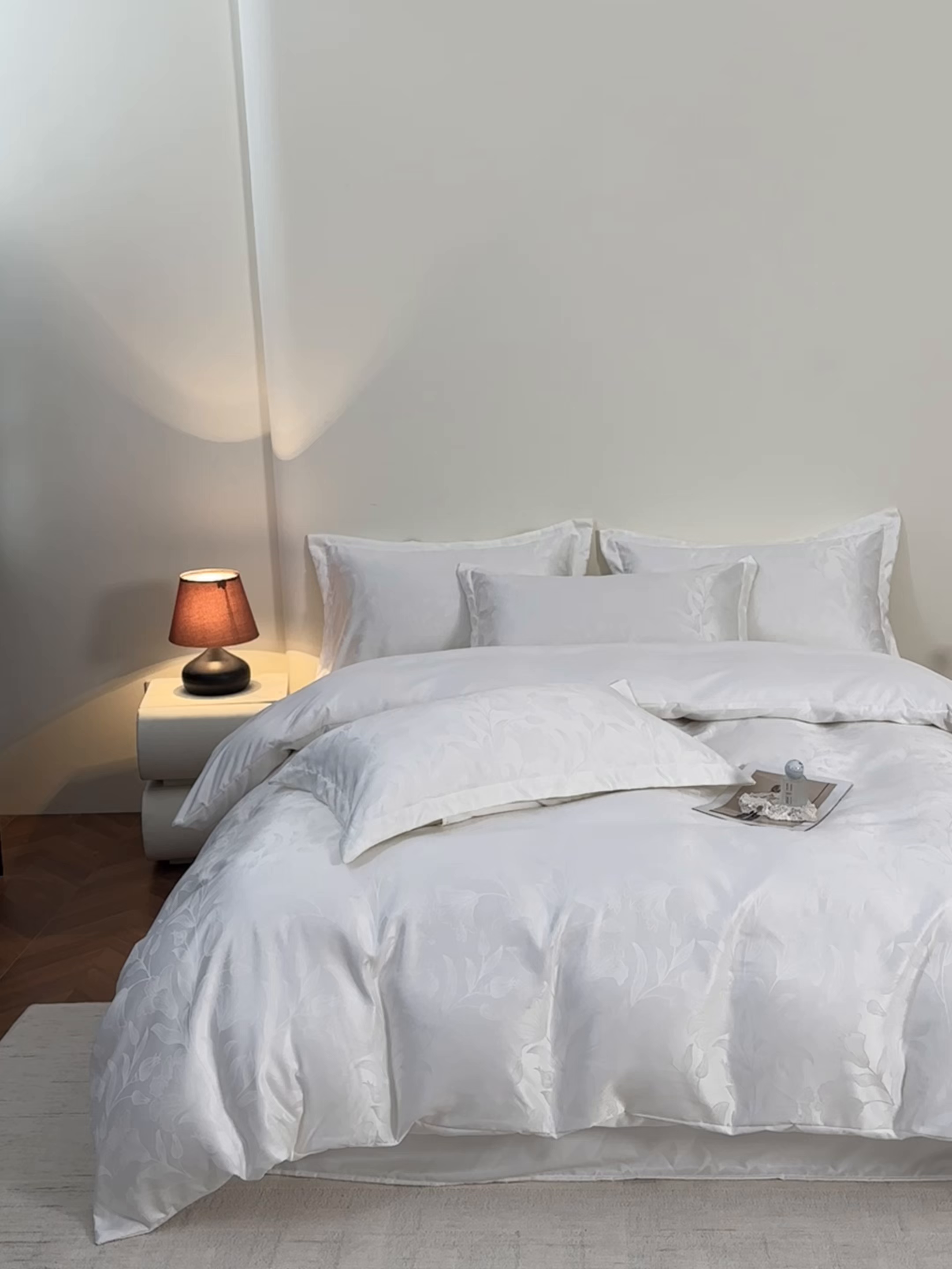 91家纺网 家纺一手货源 找家纺 金牛座家纺 2026新款高克重贡缎提花亲肤棉四件套-情愫系列 情愫-奶白