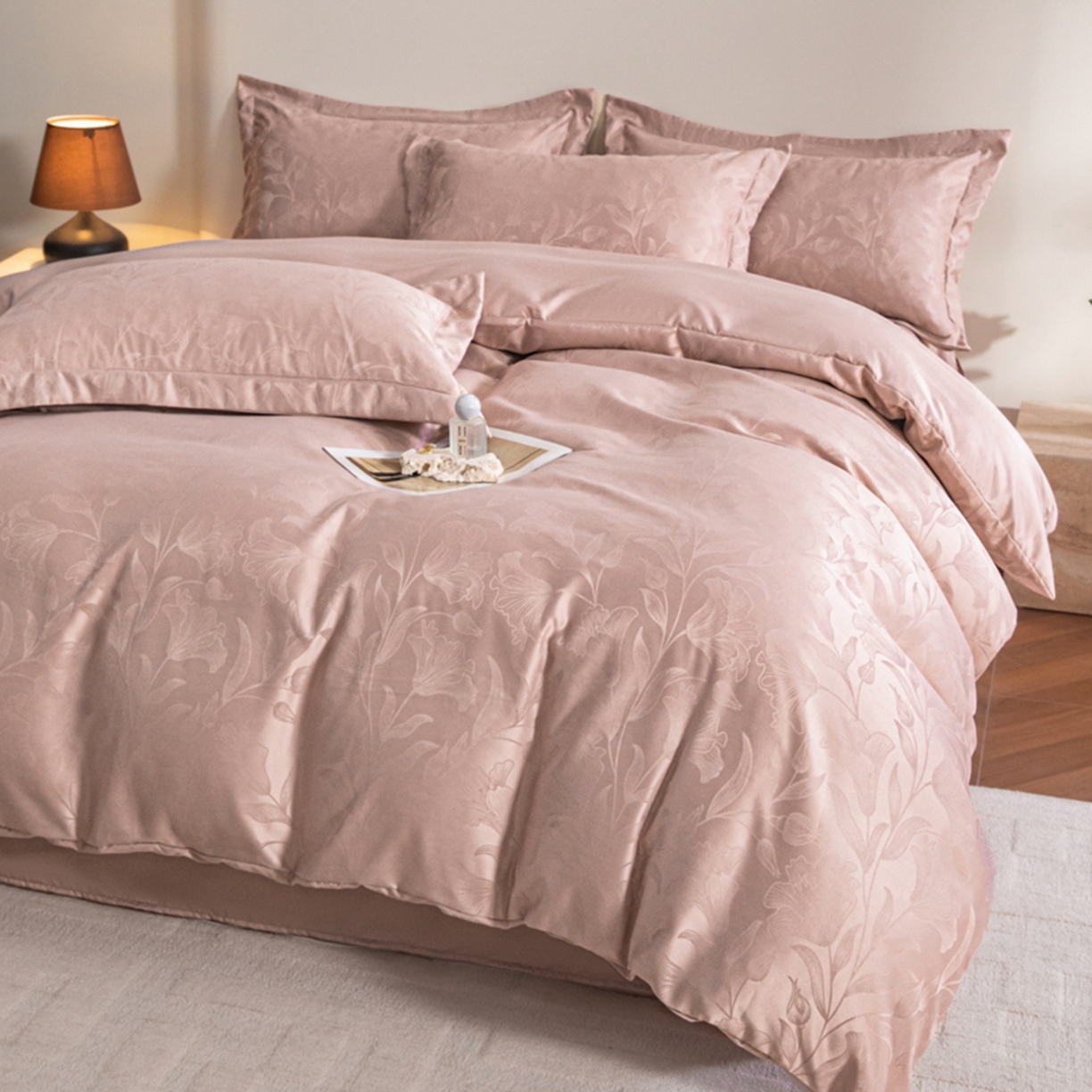 91家纺网 家纺一手货源 找家纺 金牛座家纺 2026新款高克重贡缎提花亲肤棉四件套-情愫系列 情愫-浅豆沙