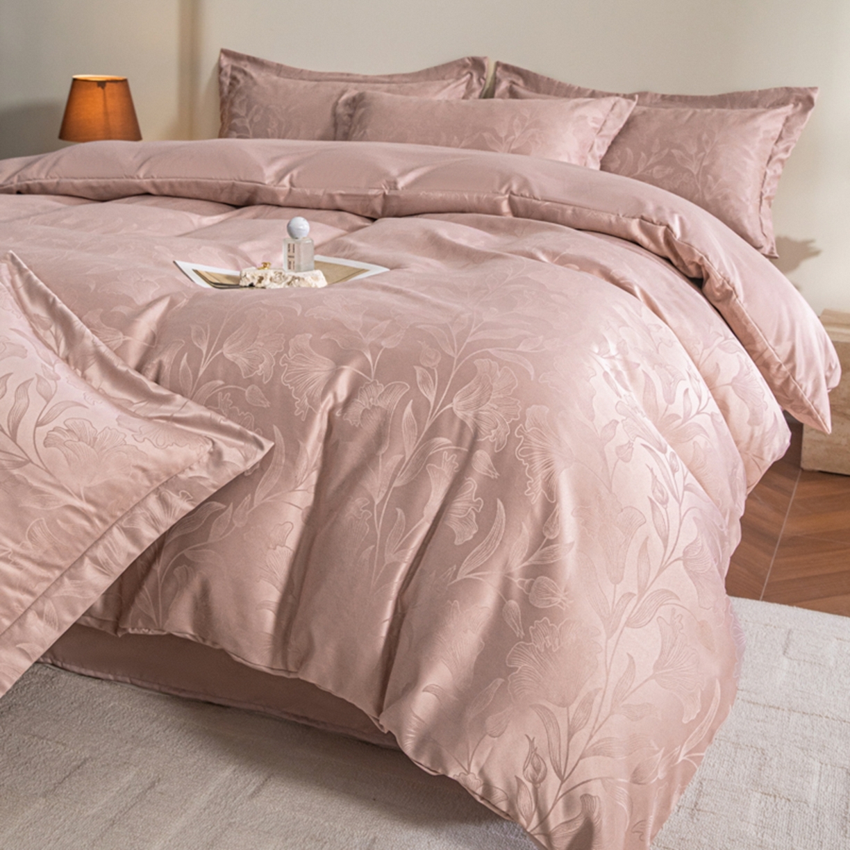 91家纺网 家纺一手货源 找家纺 金牛座家纺 2026新款高克重贡缎提花亲肤棉四件套-情愫系列 情愫-浅豆沙