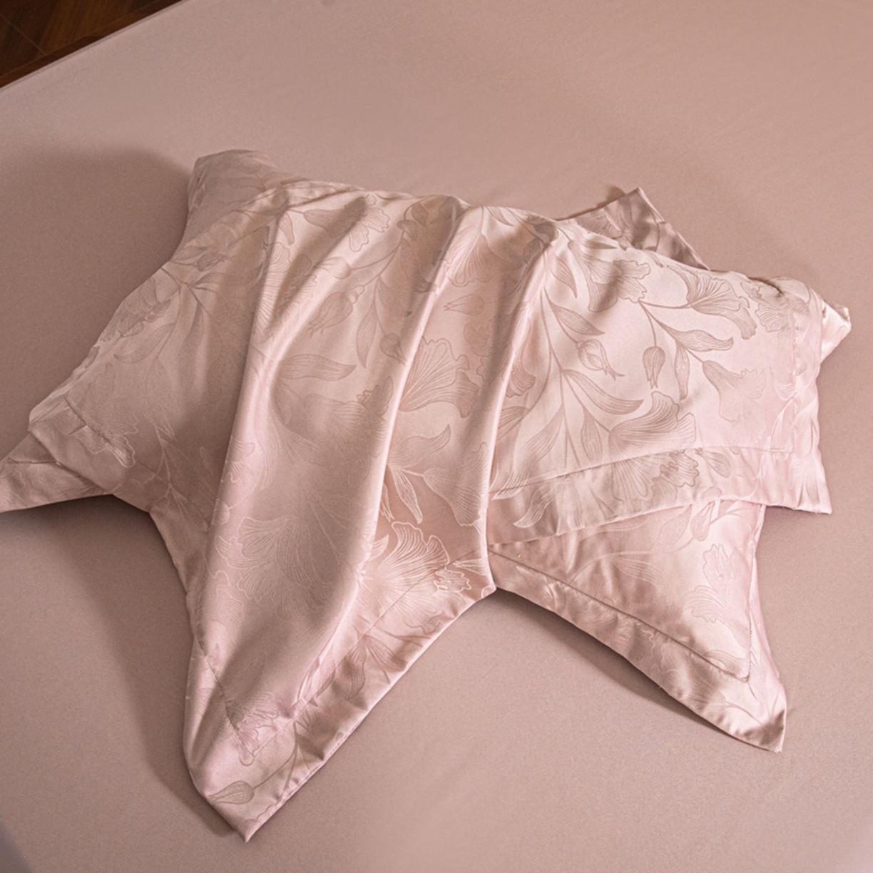 91家纺网 家纺一手货源 找家纺 金牛座家纺 2026新款高克重贡缎提花亲肤棉四件套-情愫系列 情愫-浅豆沙