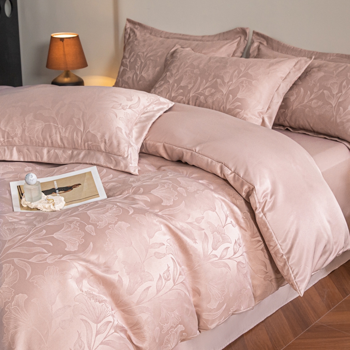 91家纺网 家纺一手货源 找家纺 金牛座家纺 2026新款高克重贡缎提花亲肤棉四件套-情愫系列 情愫-浅豆沙