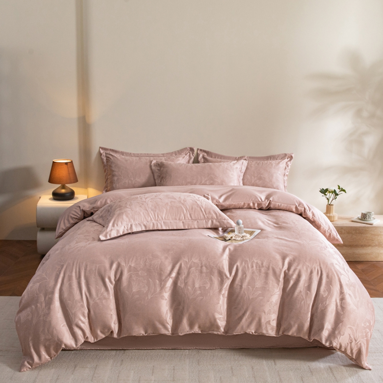 91家纺网 家纺一手货源 找家纺 金牛座家纺 2026新款高克重贡缎提花亲肤棉四件套-情愫系列 情愫-浅豆沙