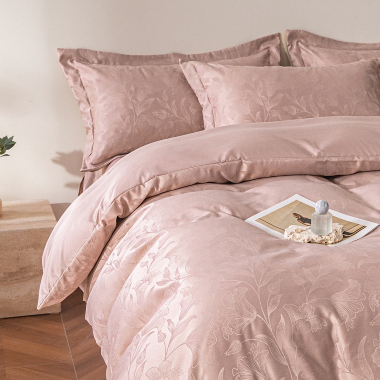 91家纺网 家纺一手货源 找家纺 金牛座家纺 2026新款高克重贡缎提花亲肤棉四件套-情愫系列 情愫-浅豆沙