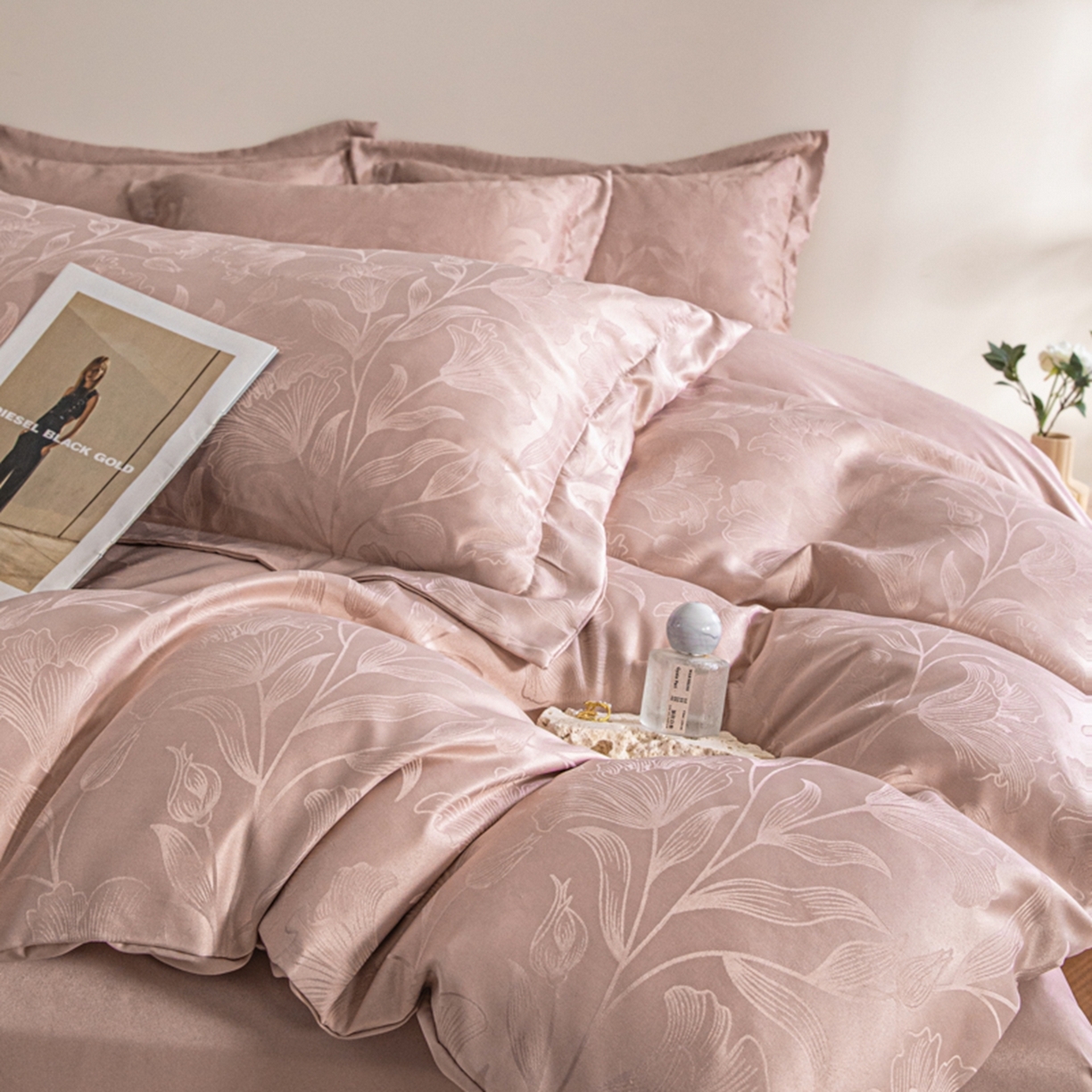 91家纺网 家纺一手货源 找家纺 金牛座家纺 2026新款高克重贡缎提花亲肤棉四件套-情愫系列 情愫-浅豆沙