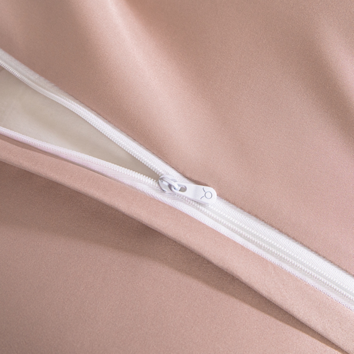 91家纺网 家纺一手货源 找家纺 金牛座家纺 2026新款高克重贡缎提花亲肤棉四件套-情愫系列 情愫-浅豆沙