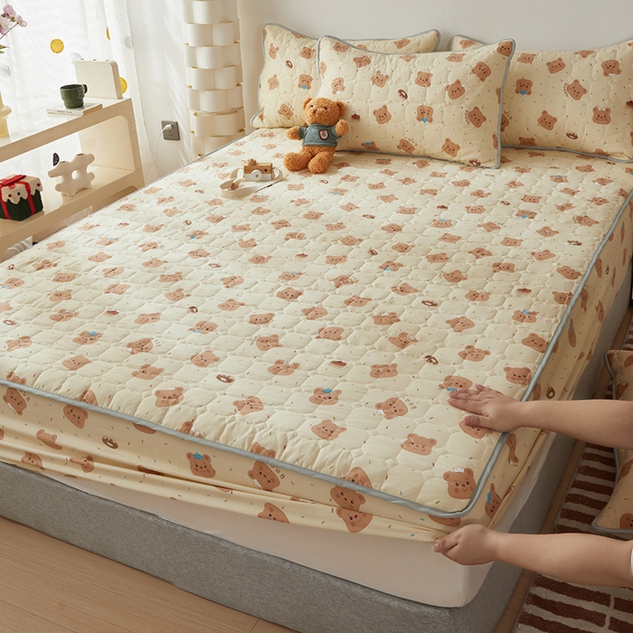 91家纺网 家纺一手货源 找家纺 舒居家纺 2026春夏新款夹棉防水印花单床笠 床笠单件 奥利奥小熊