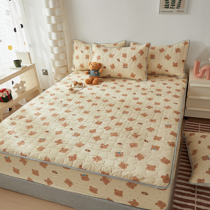 91家纺网 家纺一手货源 找家纺 舒居家纺 2026春夏新款夹棉防水印花单床笠 床笠单件 奥利奥小熊