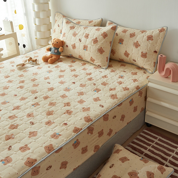 91家纺网 家纺一手货源 找家纺 舒居家纺 2026春夏新款夹棉防水印花单床笠 床笠单件 奥利奥小熊